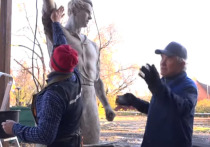 В мае этого года в парке «Изумрудный» Барнаула случайно откопали разломанную на части статую кузнеца 1950-х годов. Выяснилось, что скульптура раньше украшала советский парк Мелажевого комбината, ныне — Изумрудный. Барнаульцы предложили отреставрировать ее и установить в парке.