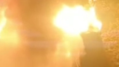 На юго-западе Москвы сгорело несколько машин из-за взрыва: видео