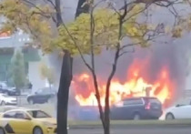 В районе дома 99 на Ленинском проспекте в Москве загорелся автобус