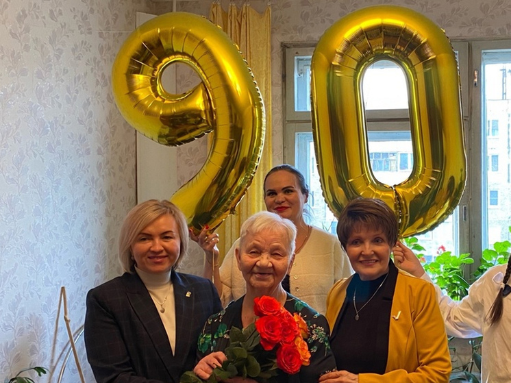Жительницу Мончегорска поздравили с 90-летием
