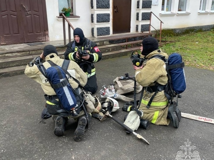 В Котласской детской школе искусств прошли пожарно-тактические занятия