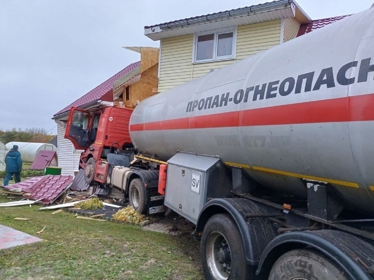 В Тверской области фура с пропаном врезалась в дом
