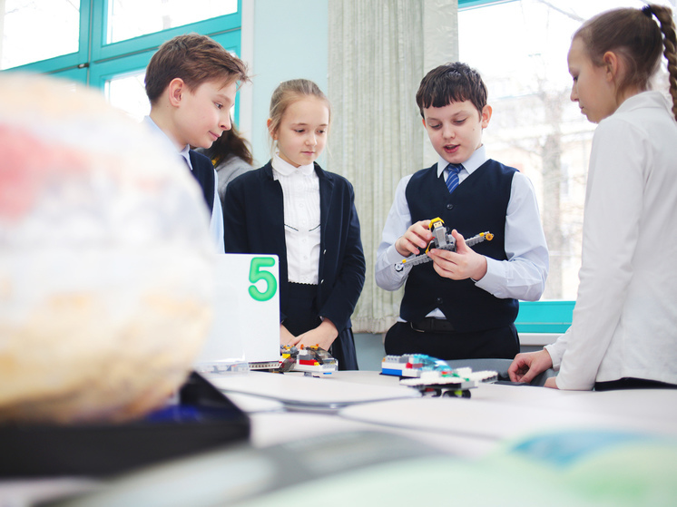 В школе села Мокрое дети вынуждены заниматься физкультурой на улице