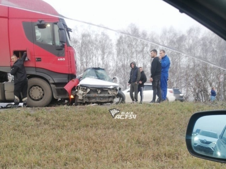 Под Новосибирском фура уничтожила Nissan в жестком ДТП