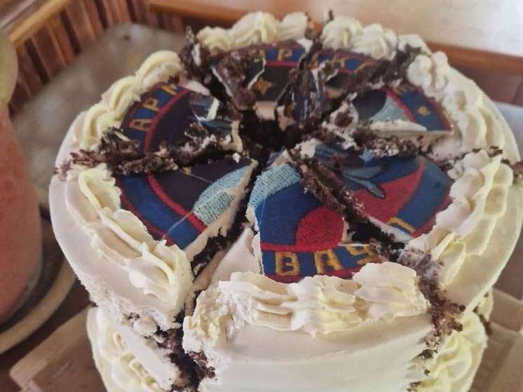 Выпускников российского летного училища попытались отравить тортом