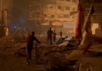 Тринадцать человек погибли, десятки получили ранения вечером в воскресенье в результате бомбардировки израильскими ВВС двух жилых домов и мечети на севере сектора Газа.