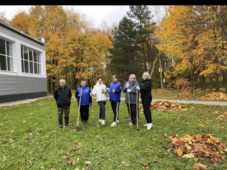 Активисты Молодой Гвардии Смоленска приняли участие в субботнике