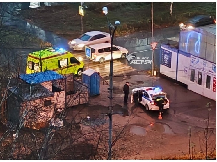 На улице Курганская в Новосибирске универсал сбил мужчину в камуфляжной форме