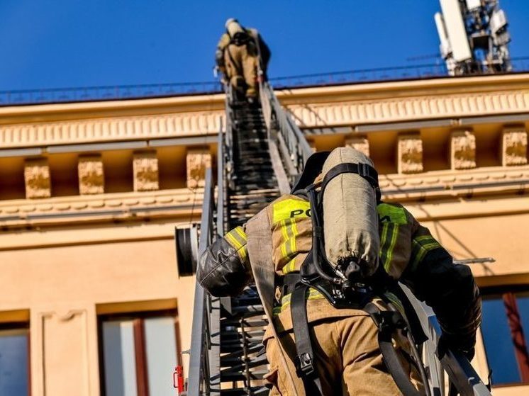 На крыше Новокузнецкого драмтеатра оказались 40 огнеборцев