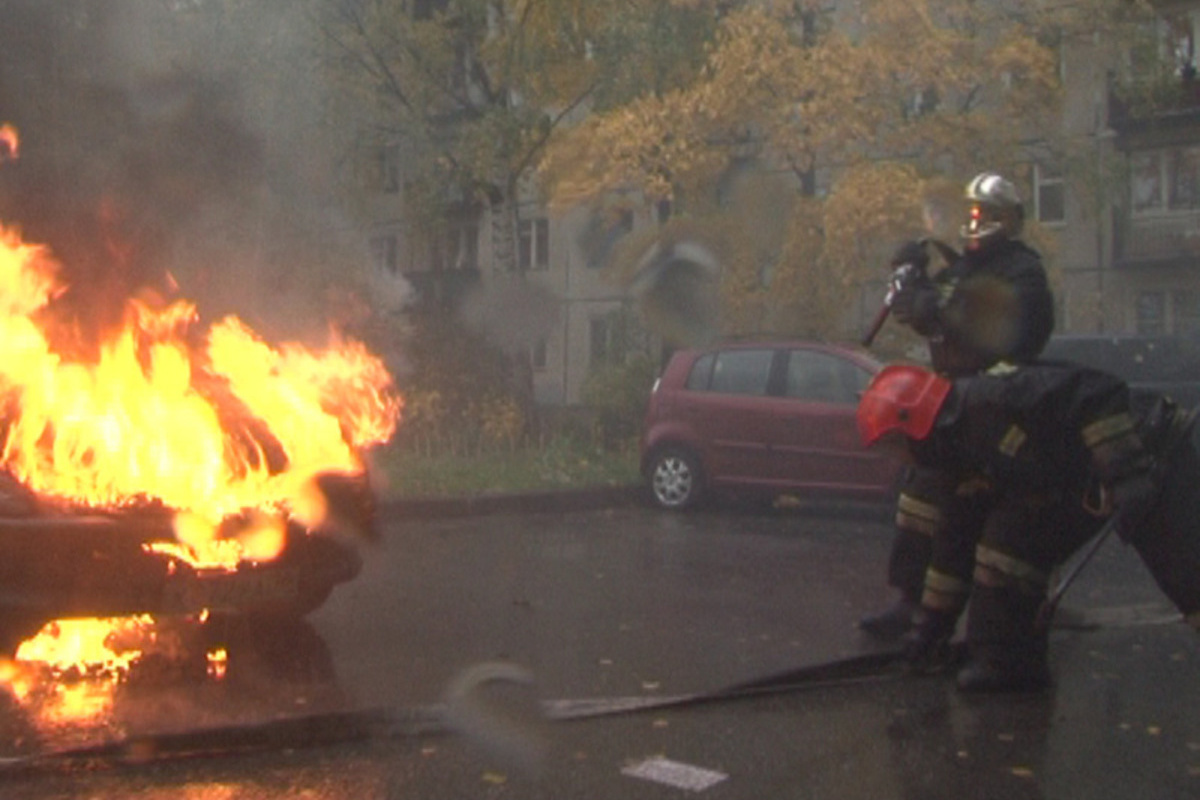 БМВ Х1 сгорел во дворе дома в Томске