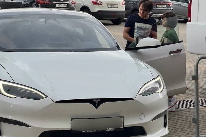 Денис Дорохов подарил жене автомобиль Tesla за 5 млн рублей