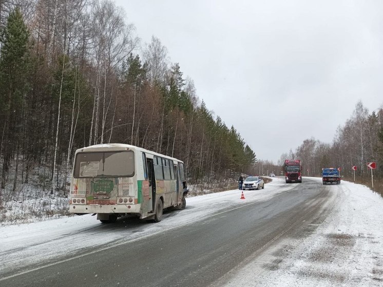 Три человека пострадали в столкновении Рено и автобуса возле Ревды
