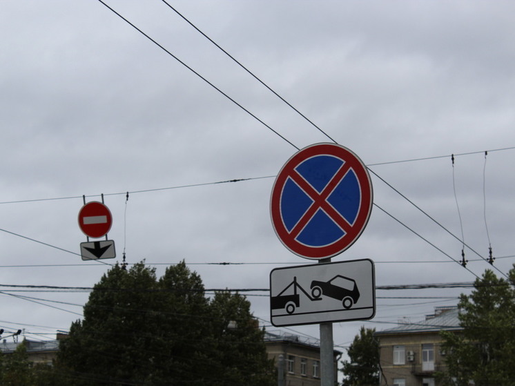 Остановку и стоянку транспорта запретили на 30 улицах Васильевского острова