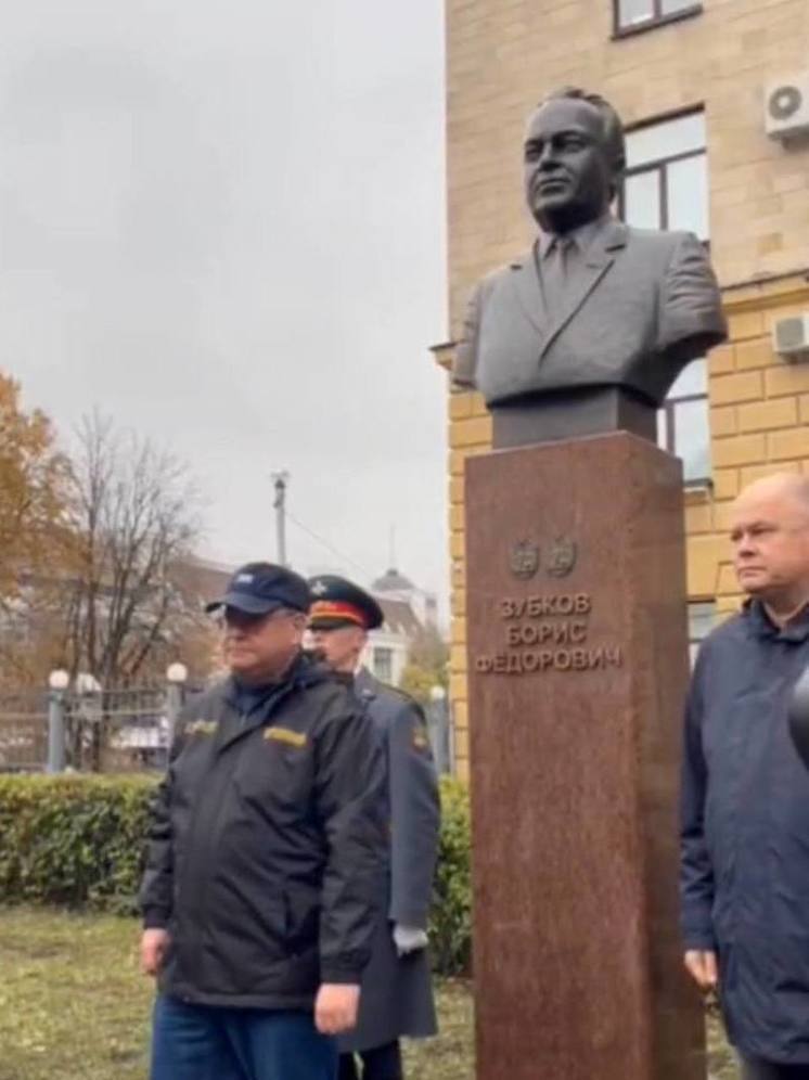 В Пензе открыли памятник Борису Зубкову у здания правительства области