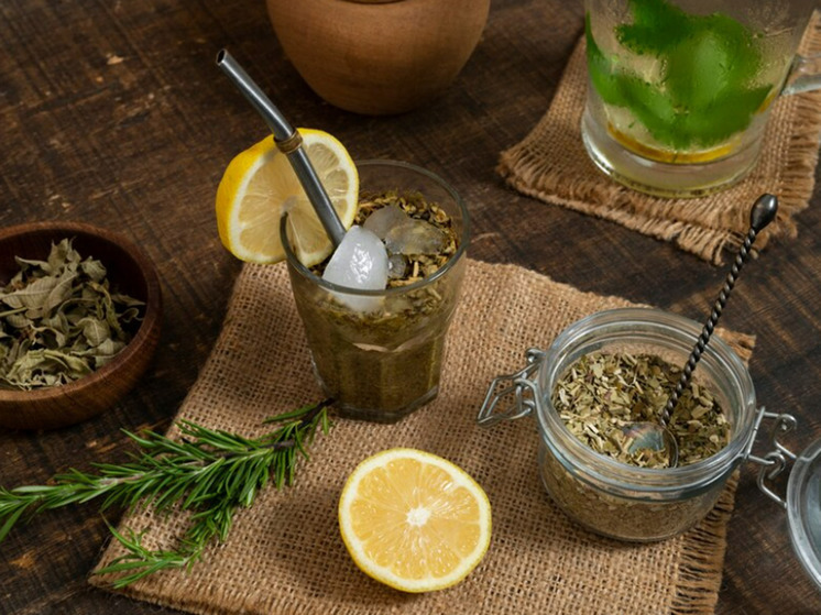 Она пила травяные настои