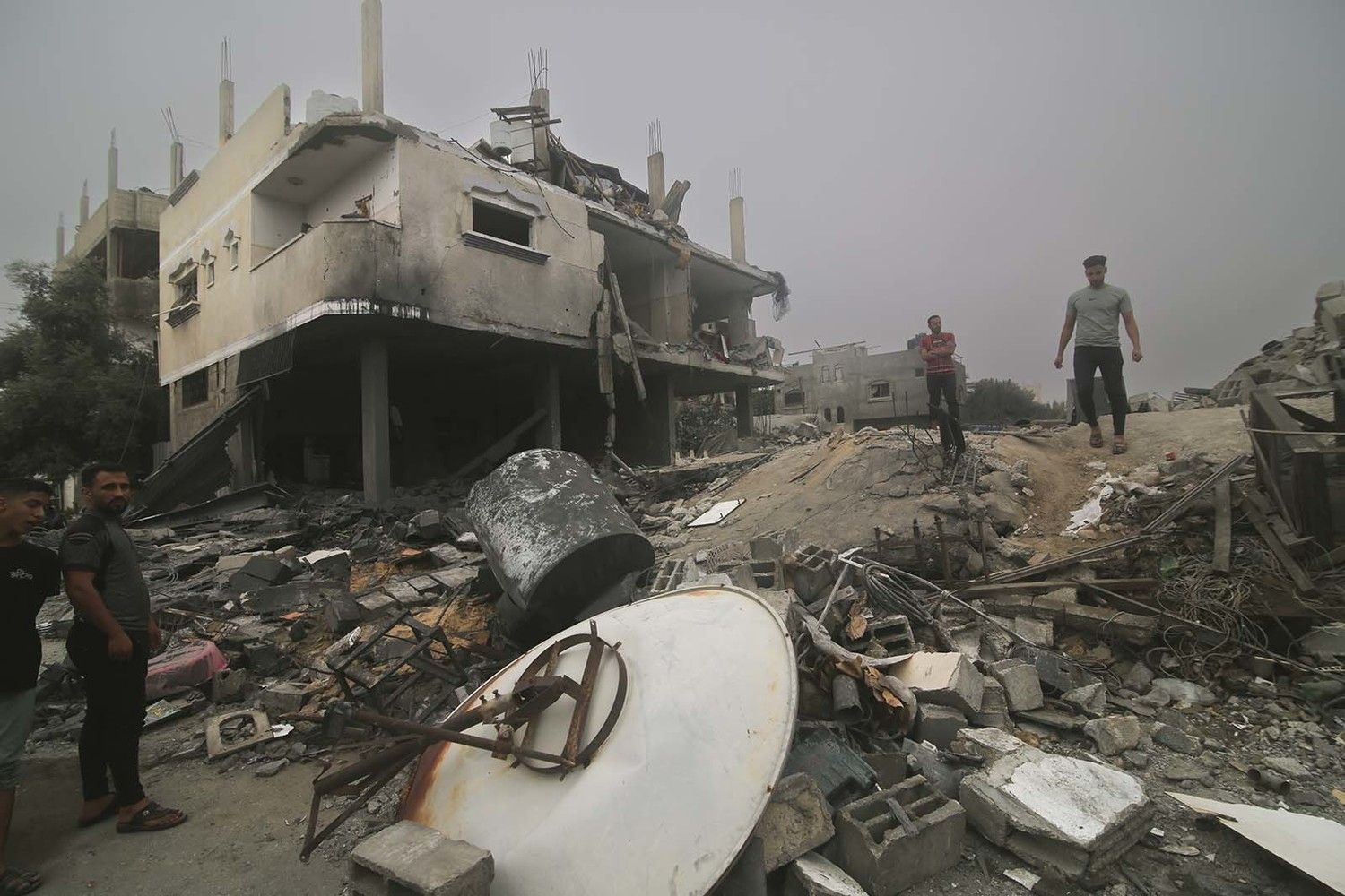 Чудовищные взрывы, развалины и горе: новые кадры войны Израиля и ХАМАС