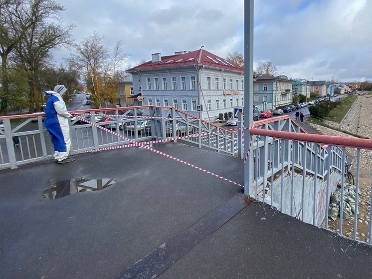 Специалисты ремонтируют ступени Красного моста в Вологде