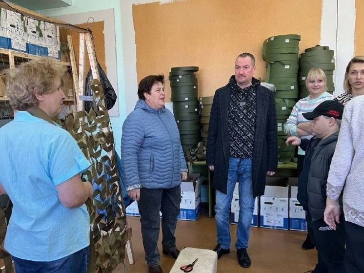 Максим Черствов, Елена Шилова и Сергей Игнатьев посетили волонтеров организации «Тыл44»