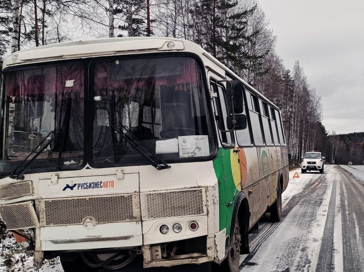 Легковой автомобиль столкнулся с автобусом около Ревды