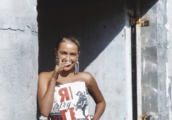 Алина Загитова согрела поклонников летней фотосессией: фото красавицы