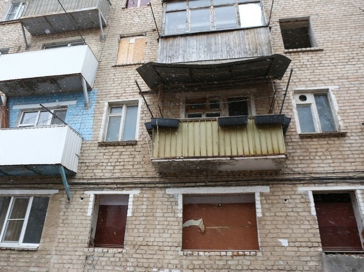 В Астрахани при обрушении балкона пострадала женщина