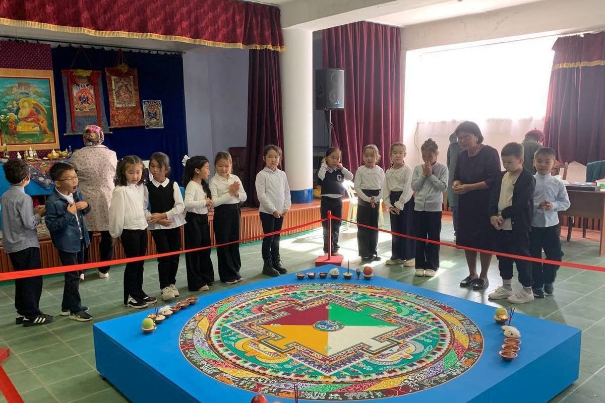 В районе Калмыкии тибетские монахи завершили строительство мандалы