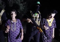 В сети появилось видео освобождения боевиками палестинского подразделения ХАМАС двух пожилых израильтянок