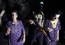По данным израильских СМИ, боевики ХАМАС освободили из плена 80-летнюю Нурит Купер и 85-летнюю Йохевед Лифшиц. Представитель "Бригад Изаддина аль-Касама" (боевого крыла ХАМАС) Абу Обейда пояснил, что женщины провели в плену 17 дней, их освободили по "гуманитарным соображениям".