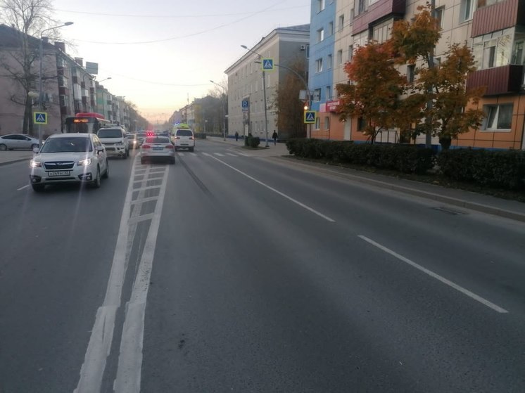 Автомобиль Mitsubishi Delica сбил женщину на пешеходном переходе в Южно-Сахалинске