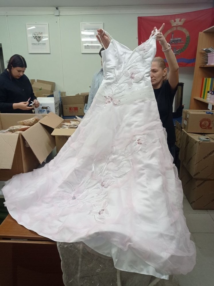 Женщина из Ноябрьска отдала свадебное платье на маскировочную сеть для бойцов СВО