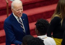 Президент США Джо Байден оказался в неловкой ситуации перед аудиторией, когда забыл инструкции, полученные перед выступлением