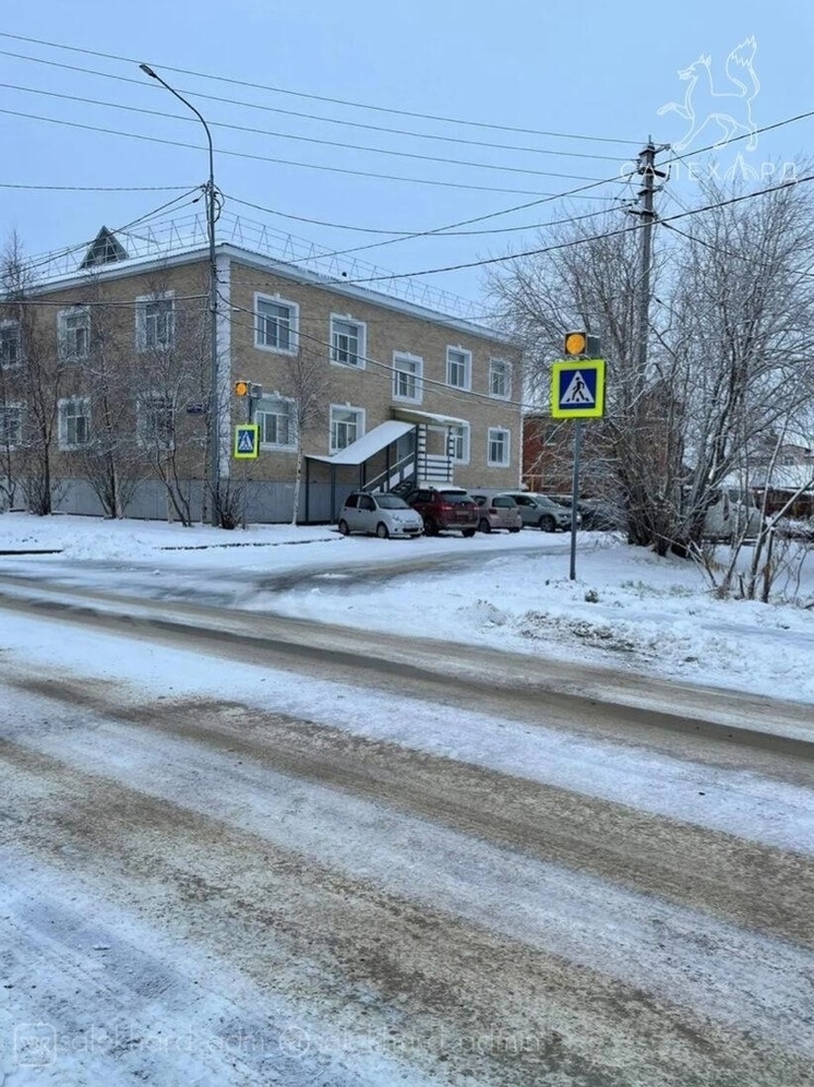 Безопасно для людей и авто: дороги Салехарда начали покрывать песчаной смесью