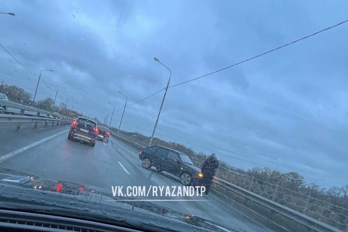 На Северной окружной в Рязани водитель ВАЗ врезался в отбойник