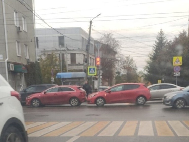 В центре Курска в ДТП столкнулись два красных автомобиля марки Kia