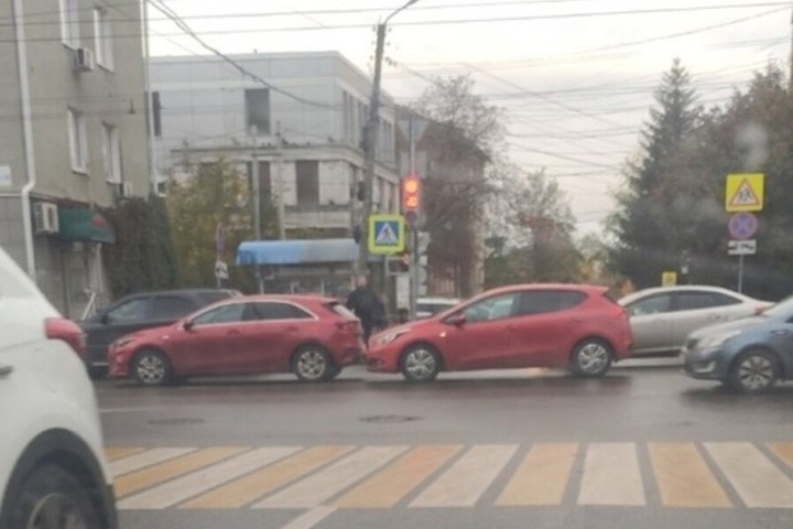 В центре Курска в ДТП столкнулись два красных автомобиля марки Kia