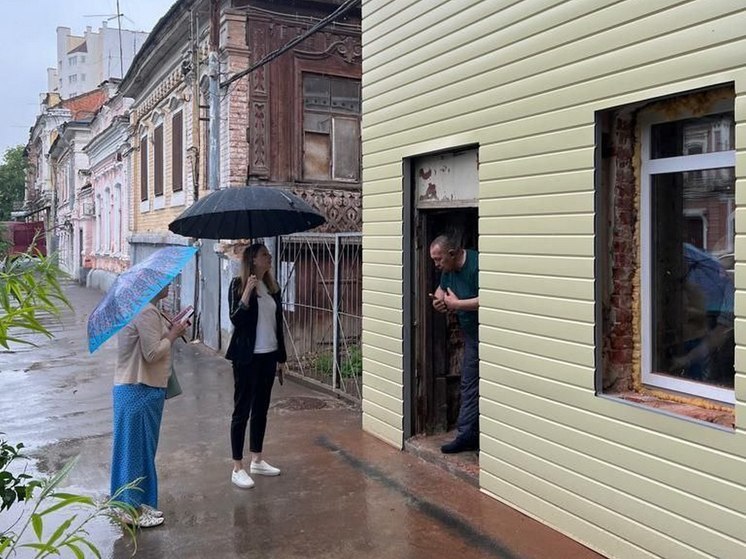 На улице Киселева старинное здание в стиле 90-х облицевали сайдингом