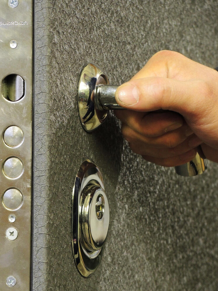 В Подмосковье пьяный перепутал адрес и украл телевизор и деньги