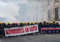 Огнеметы против полицейских применили протестующие пожарные в испанском городе Оренсе при попытке разогнать их митинг в понедельник