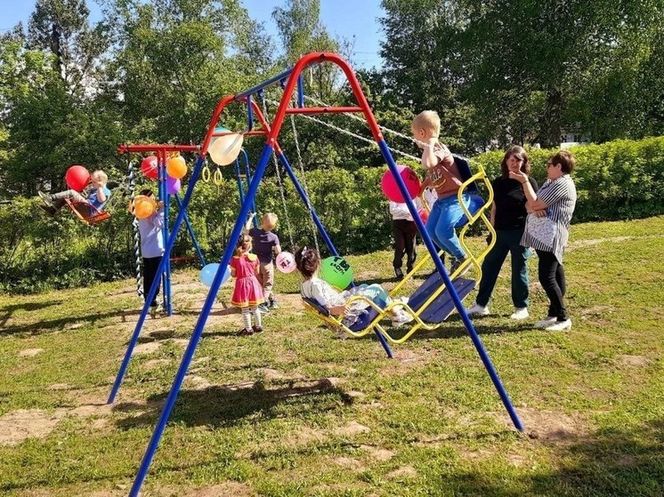 Шесть новых детских игровых площадок установили в Пушкинских Горах