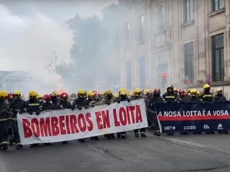Протестующие испанские пожарные применили огнемет против полицейских