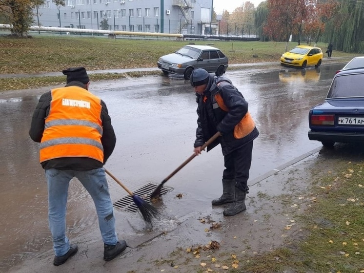 В Курске дорожники продолжают чистить городские ливневки