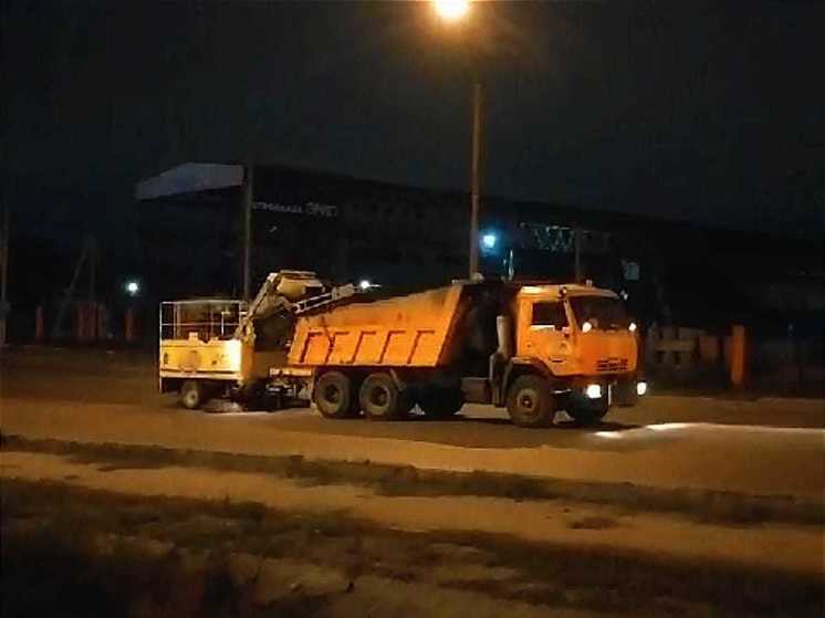 Дороги Астрахани очищают от грязи с помощью спецтехники