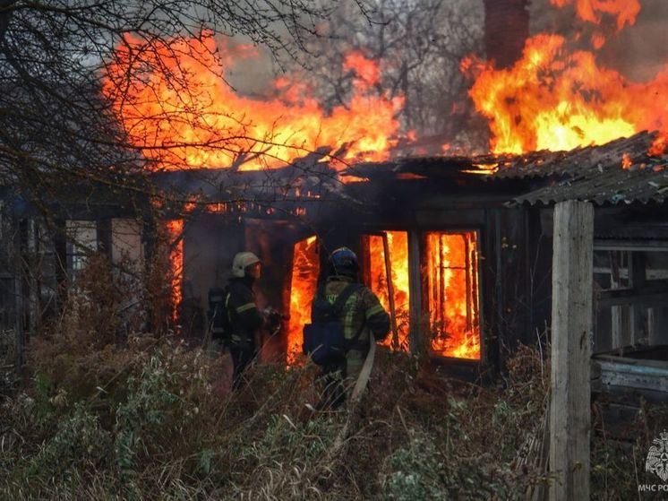 Заброшенный дом загорелся в поселке Родионцево под Вологдой