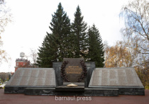 На Мемориале Славы в Барнауле завершают работы по переводу на природный газ Вечного огня. Это стало возможным благодаря реконструкции сетей газоснабжения мемориального комплекса на площади Победы.


