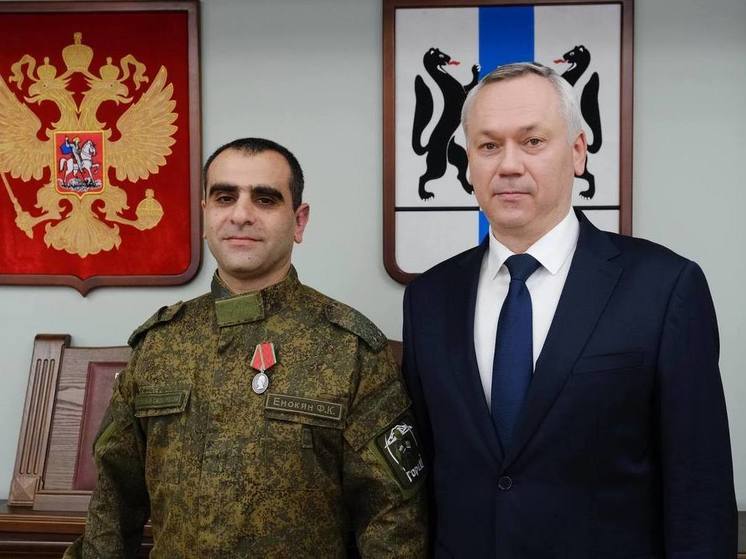 Губернатор Травников наградил врача СВО медалью Суворова