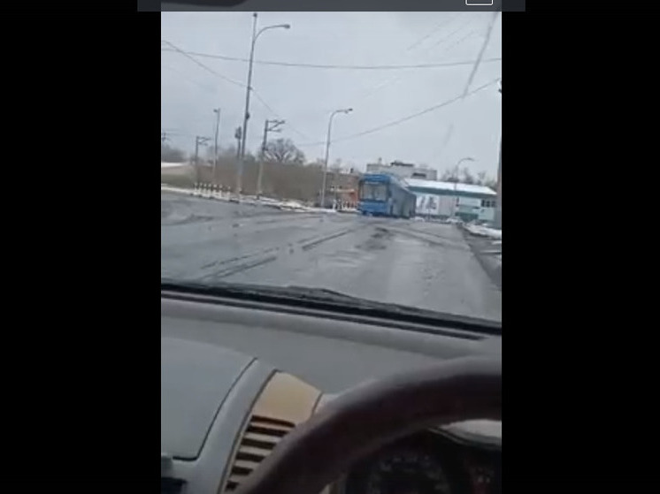 Пассажирский автобус проехал железнодорожный переезд на красный в Новокузнецке
