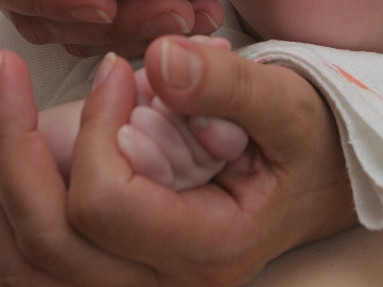 Полуторагодовалый малыш, мать которого вспорола ему живот, выписан из больницы