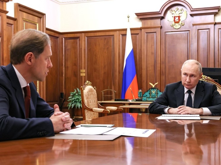 Путин провел встречу с главой Минпромторга Мантуровым
