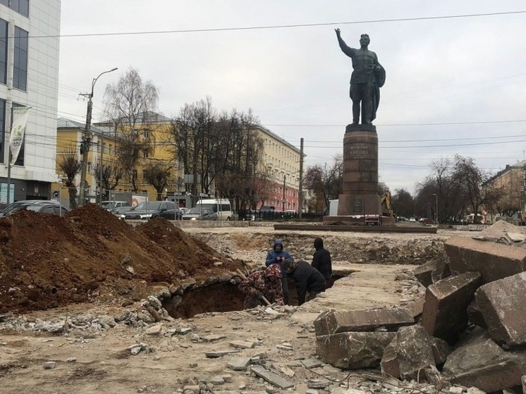 Территорию вокруг памятника Кирову благоустроят и обустроят новый цветник