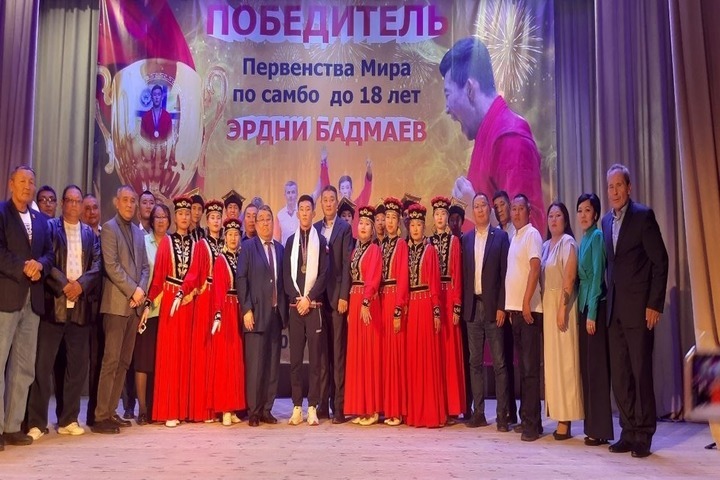 В Калмыкии чемпиона мира по самбо чествовали на его родине
